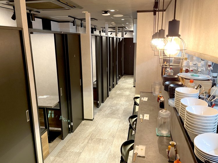 個室だと閉塞感がある人にはカウンターがおすすめ。