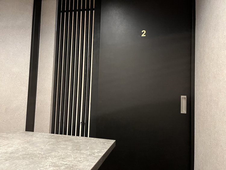 個室といってもドアの一部は格子になっていて、外から室内の様子が見られる。