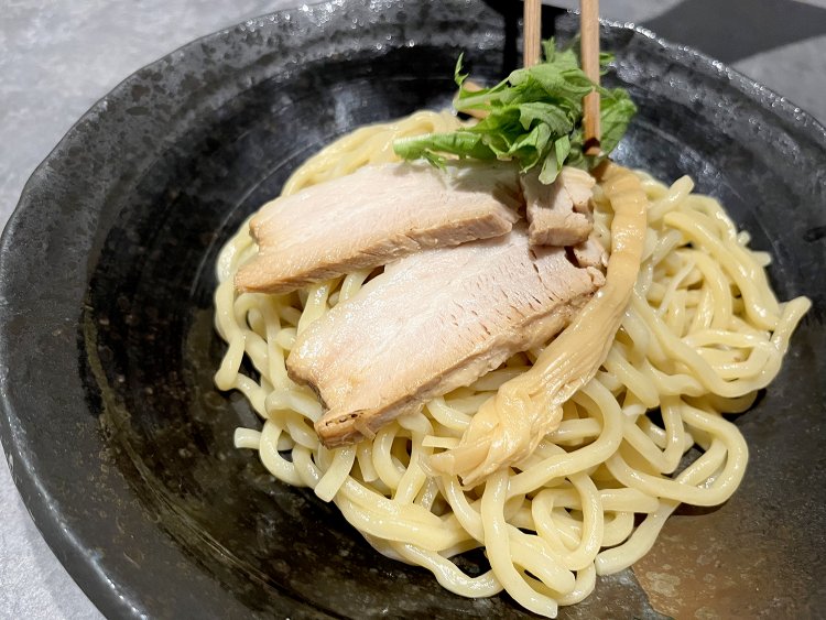 丁寧に仕込んだ豚バラチャーシューと、やわらかい穂先メンマ、シャキシャキの水菜をトッピングして完成だ。