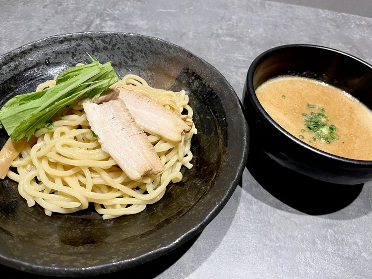 麺とスープのビジュアルもいい感じ。食欲をそそる！