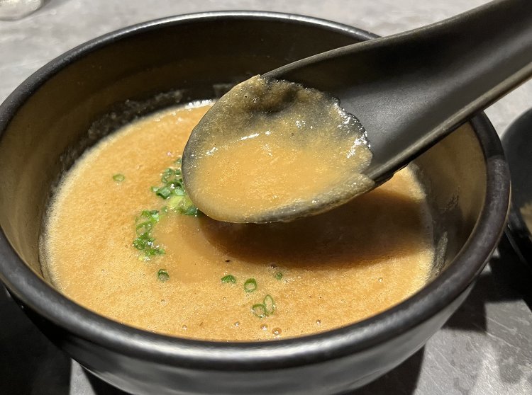 スープをすくってみた。いかにも濃厚そうだ。