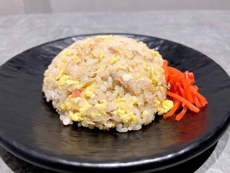 飲んだ後のシメに最適な半チャーハン。