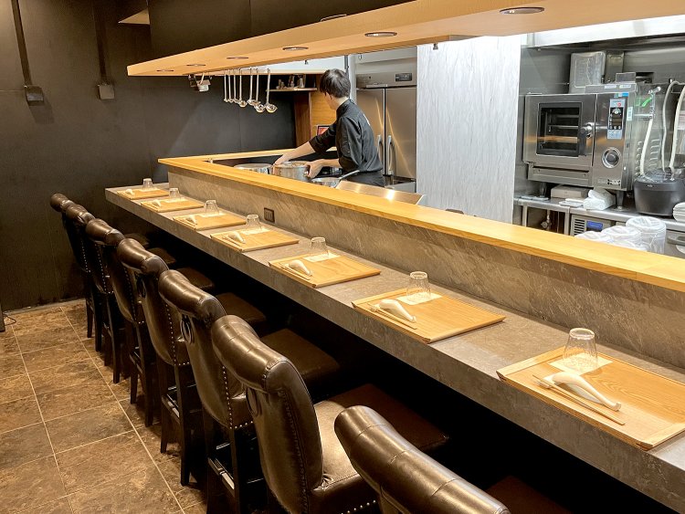 元割烹料理店の内装をそのまま、居抜きで入居。アンティーク調の鋲付きのイスは高級感がある。