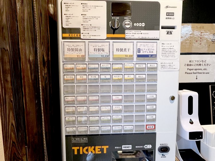 ラーメンは醤油、塩、煮干しの3本立て。それぞれに使用食材が書いてあるので、イメージを膨らませてメニューを選ぼう。