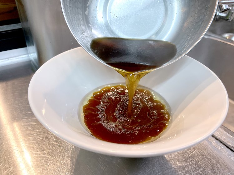 キリッと淡麗なのだが、ふんわりと口に広がる味の層が印象的なスープ。