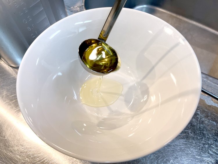 ひとつの丼に2種の香味油を加える。