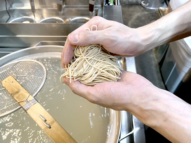 全粒粉のストレート細麺。香ばしさと小麦本来の甘みもある。