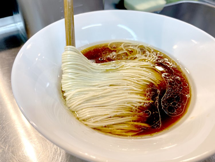 全粒粉のストレート細麺。崩さずにスープに乗せられるのも鍛錬の賜物。