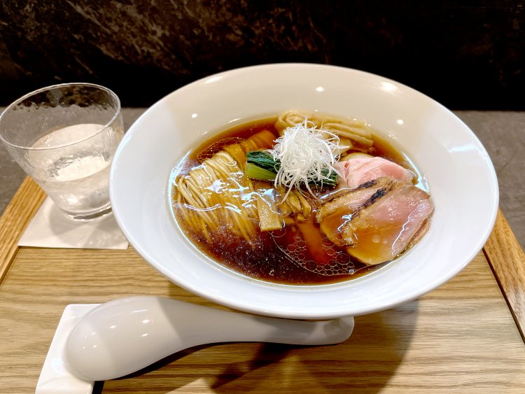 スープの色合いとキレイに並んだ麺、ちょうど良い火入れ加減のチャーシューなど見た目でも食欲をそそる一杯。