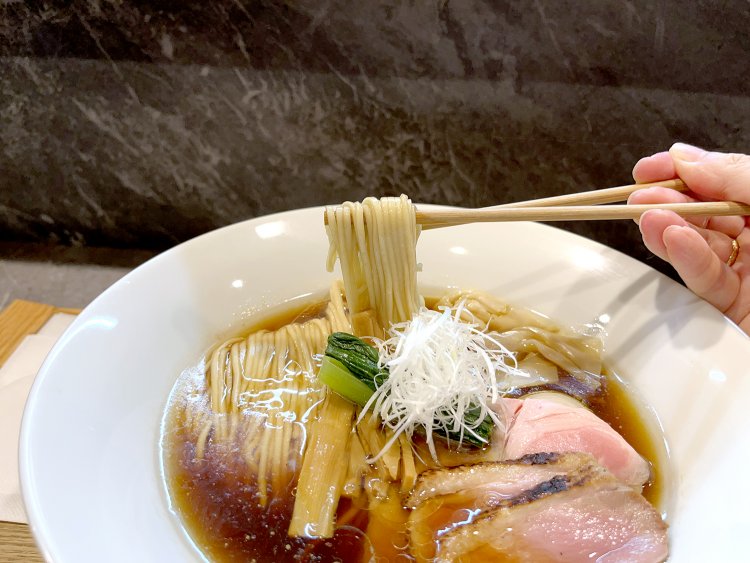 スープと麺が見事に調和し、完全体となった特製醤油。発色のいい豚と鴨のチャーシューもいい仕事してます。