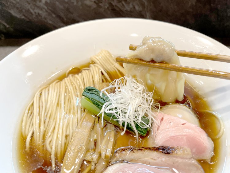 ぷりっと艶やかなワンタンは2個ある。てるてる坊主みたいでカワイイぞ！