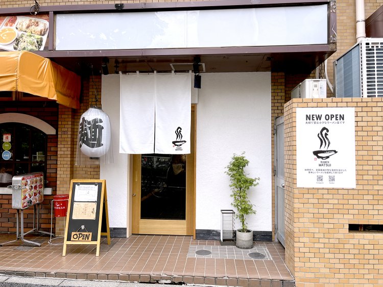 ランチタイムのピークには行列ができる。並び方は立て看板に詳しくある。