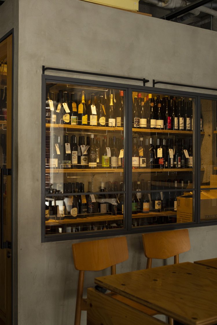 ワインセラーへは、自分で中に入って選べる。