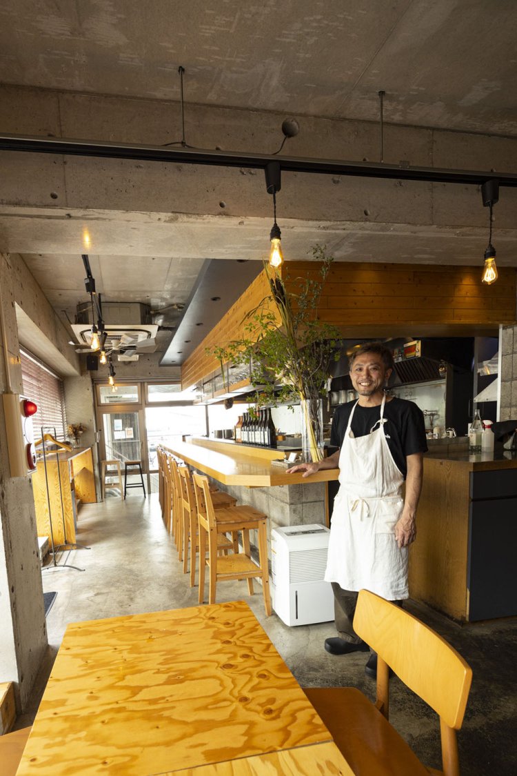 スタイリッシュな内装でおしゃれ。席の予約は早めに。