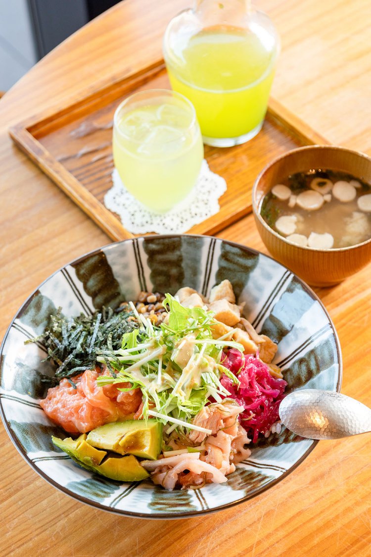 30品目のバランスブッダボウル1430円（味噌汁付き）。＋418円でドリンクセットに。