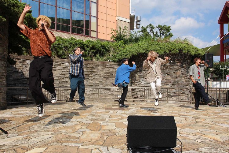 ステージを縦横無尽に舞う！