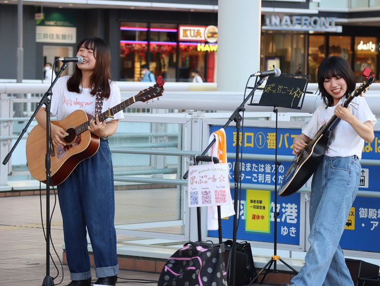 左がはなさん、右がさとみさん。二人の笑顔は、見ている側にも伝わる。