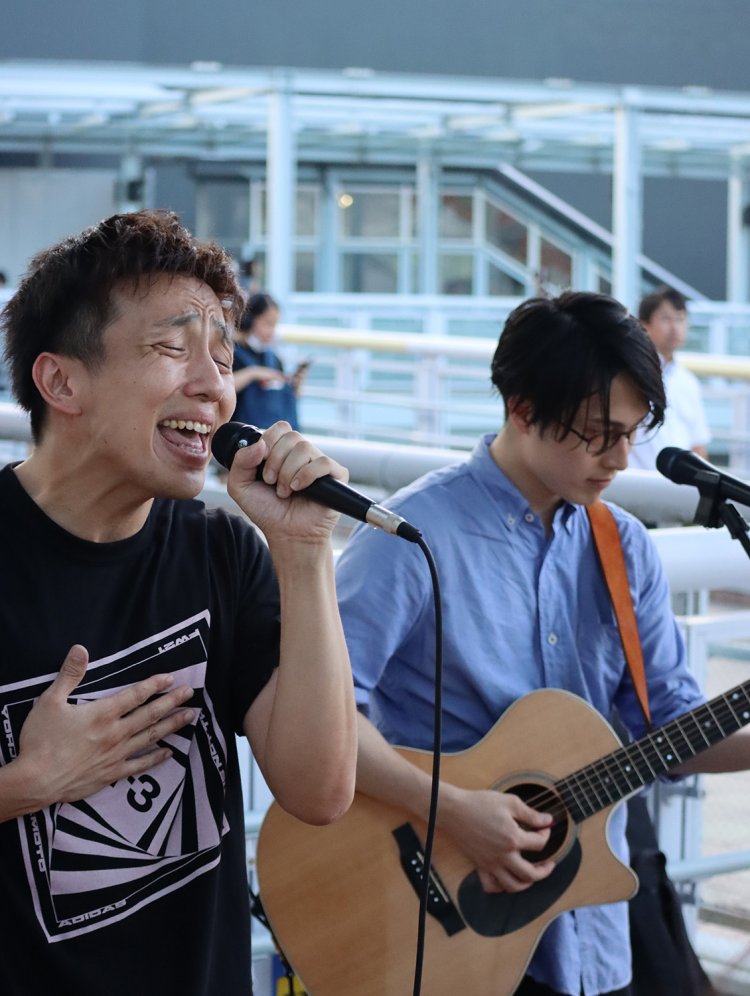 左が吉田さん、右が黒宮さん。歌もトークも魅せるふたり。