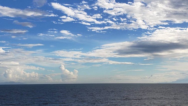 夏の雲と秋の雲が同居する、ゆきあいの空。