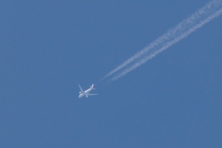 飛行機雲を見つけたら、空に残る時間もチェック。出典：写真AC