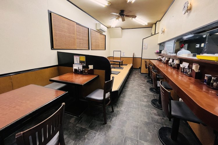 店内にはカウンター5席、テーブル・小上がりが14席ほど。