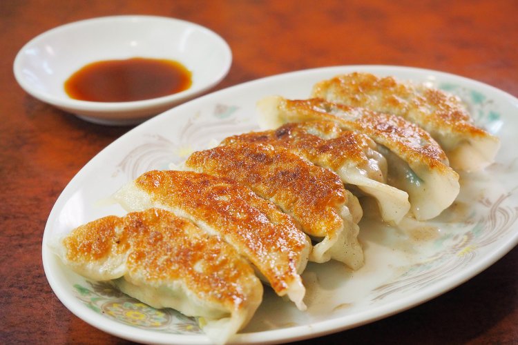 焼き餃子550円。これとビールをやりながらもやしそばを待つのもいい。