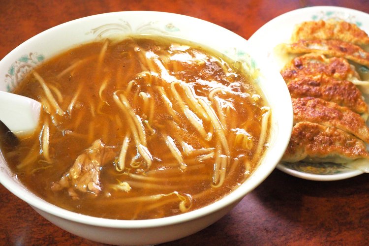 もやしそば850円と焼き餃子550円。