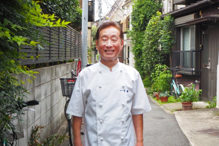 店主の大塚さん。店前の路地にて。