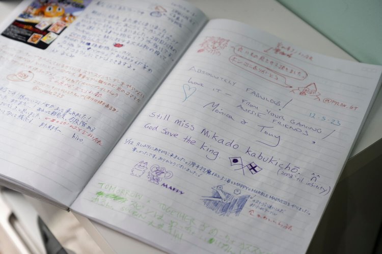 「交流ノート」が置いてあり、密な書き込みがされていた。