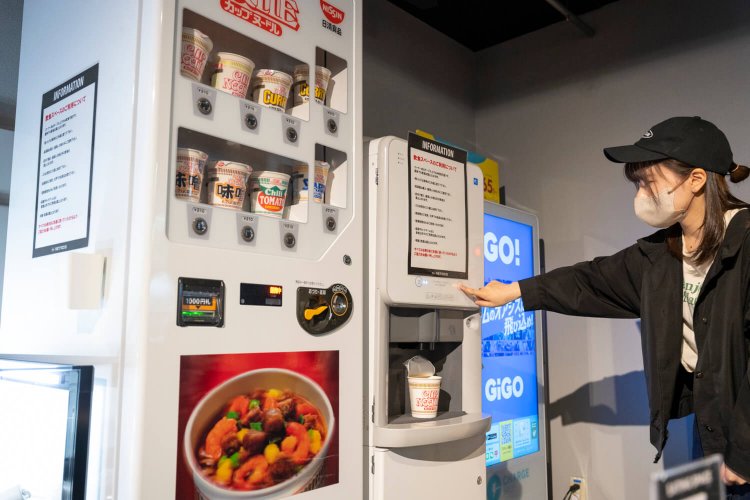 おなかが空いたら、カップラーメンの自販機にGO！ ゲーセンで食べるカップ麺はおいしい！