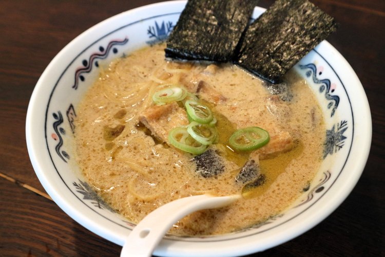 豚骨ラーメンをイメージした濃厚酵母ラーメン ドラゴン（V）1200円。