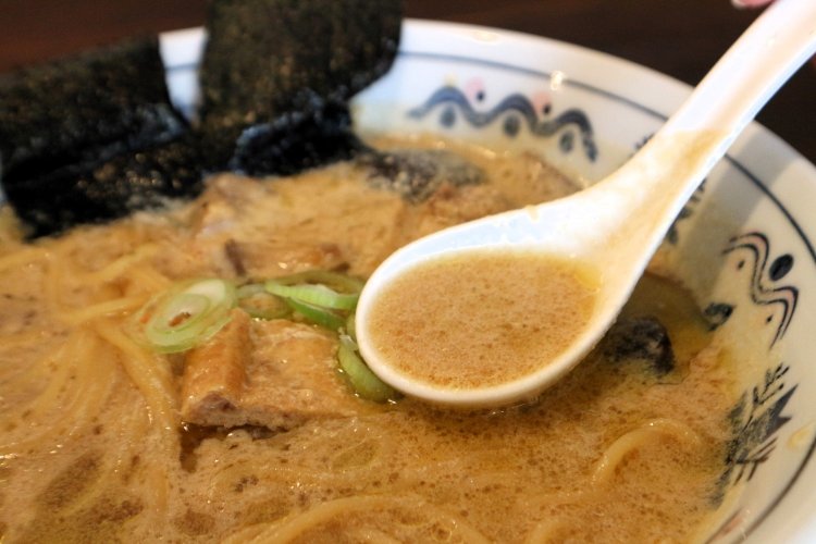 ニンニクや生姜が入っているため濃厚なスープ。