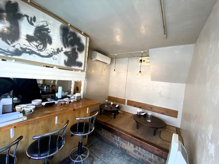 こぢんまりとした店内には、店名の由来になっている「ちゃぶ台」がある。