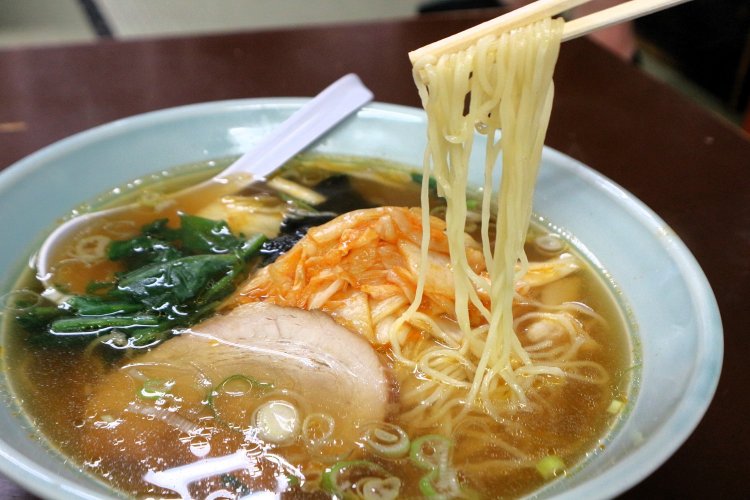 透き通るスープに合わせるのはシンプルな細麺。