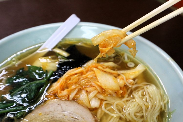 キムチ風に少しだけ辛みをつけた白菜のお新香は、マイルドでほど良い辛さ。