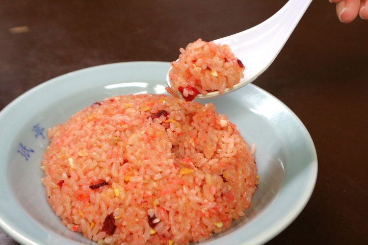 チャーシューの色で赤くなったチャーハン（写真は半チャーハン715円）。定期的に食べたくなるほっとする味わい。