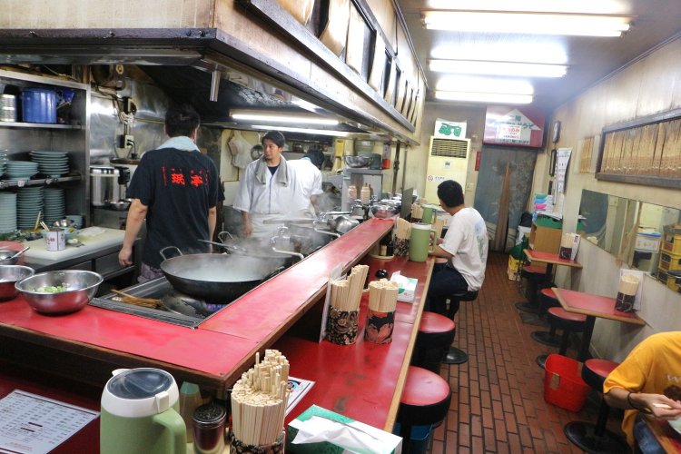 厨房では大きな鍋にお湯がぐつぐつと湧き、見ているだけでお腹が空いてくる。