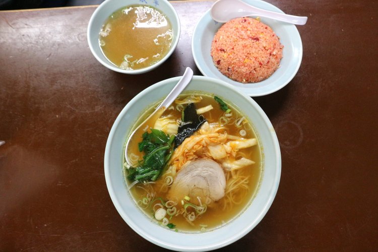 江戸っ子ラーメン880円と半チャーハン（スープ付き）715円。バランスが絶妙。