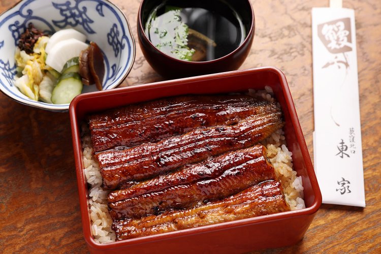 うな重上3700円、肝吸い200円。