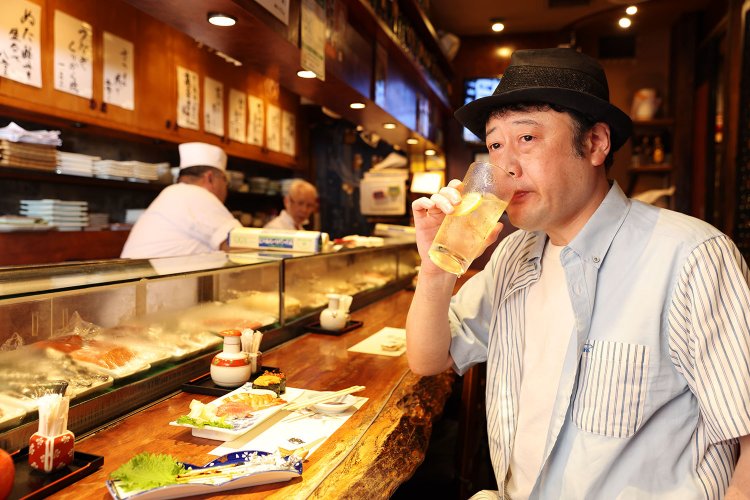 「普段はこの通り素顔で飲みに来ますよ」