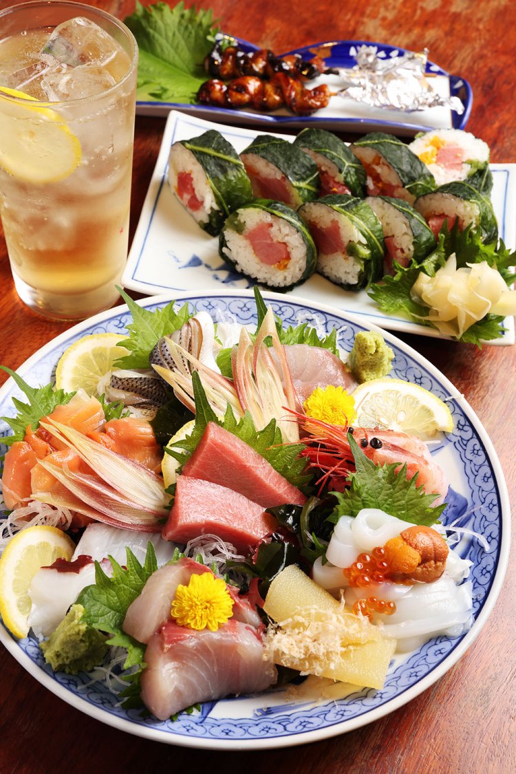 刺し身盛り合わせ4400円（2人前）～、高菜トロたく巻き1320円～、うなぎの肝焼き1210円、ハイボール550円。