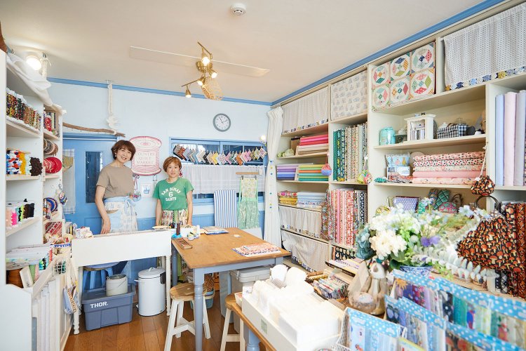 店主の中村さん（左）とスタッフの志田さん。