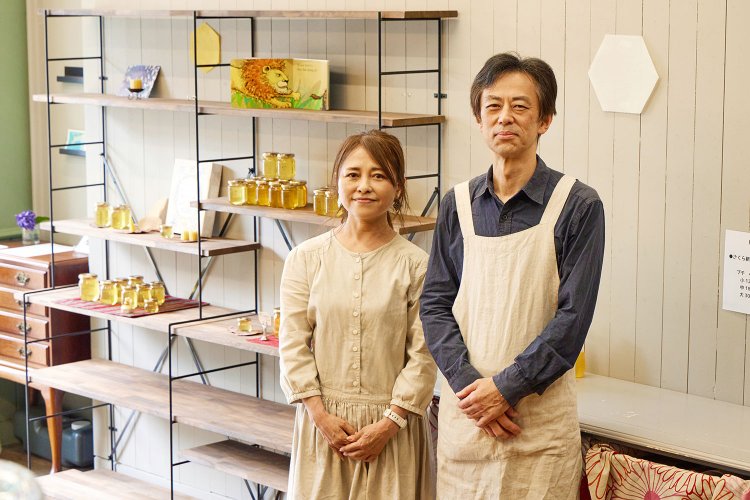 西荻の農園で養蜂を営む山口朝（とも）さんと有雅（ゆうが）さん。