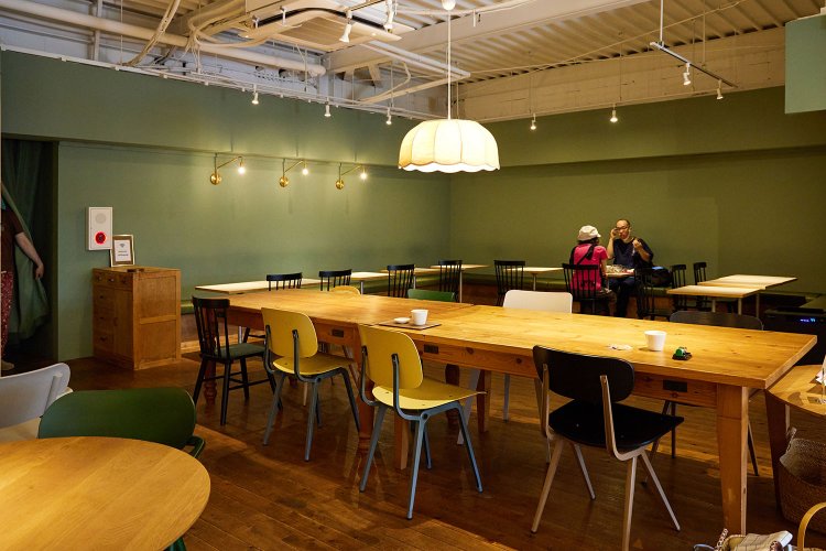 中央の大きなテーブルではワークショップを開催。