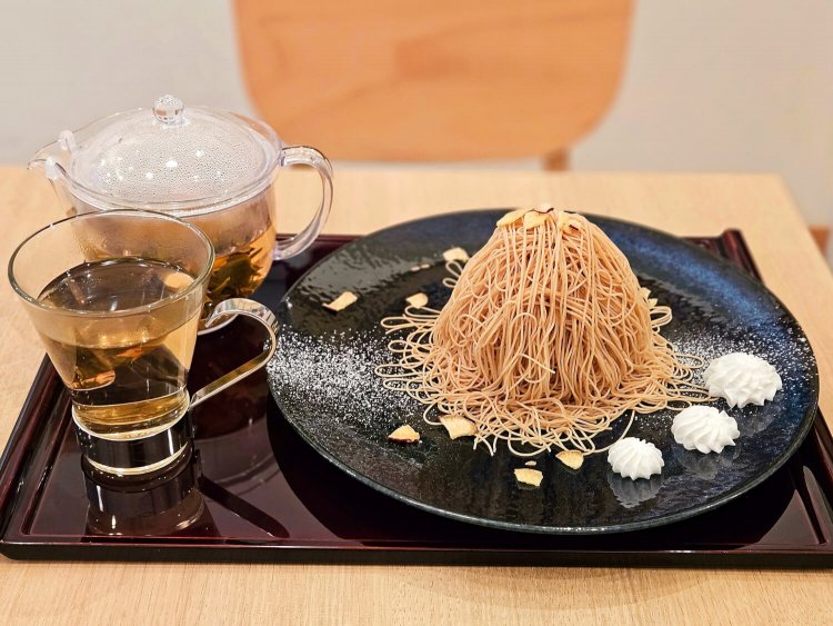 和栗モンブラン（和栗）花茶付き 1850円。