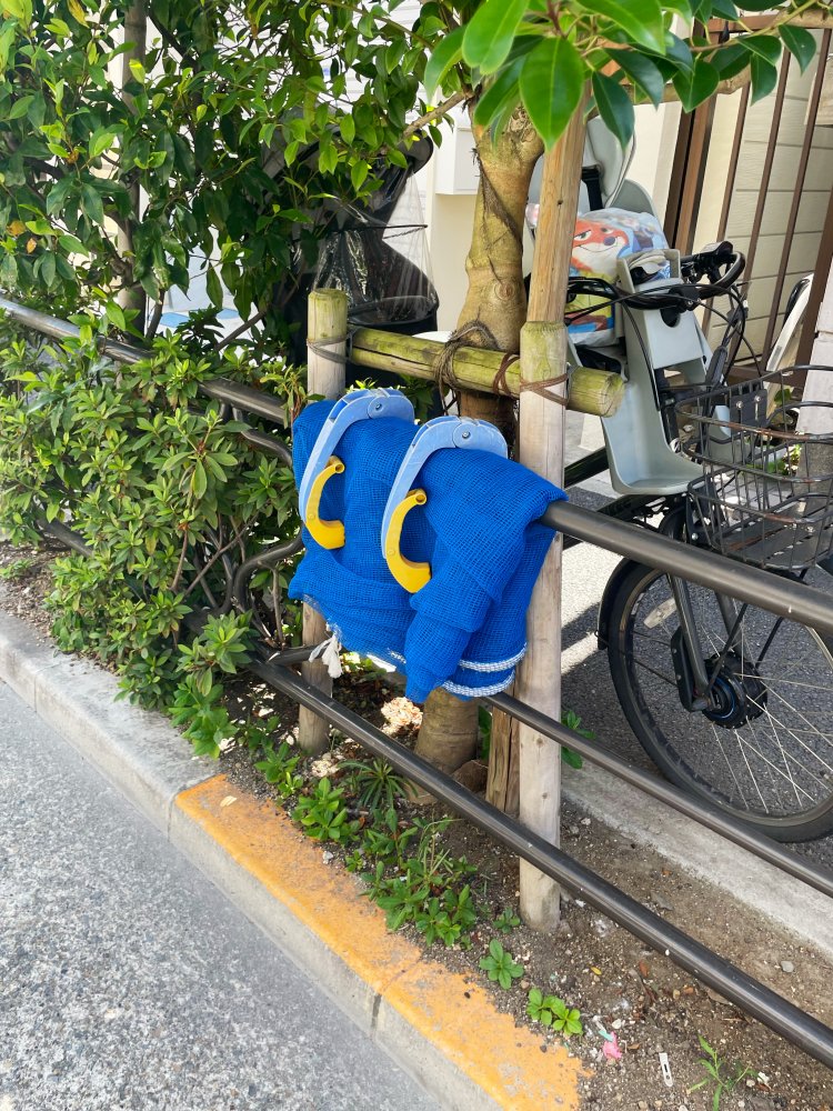 ガードレールに布団用の洗濯ばさみ。