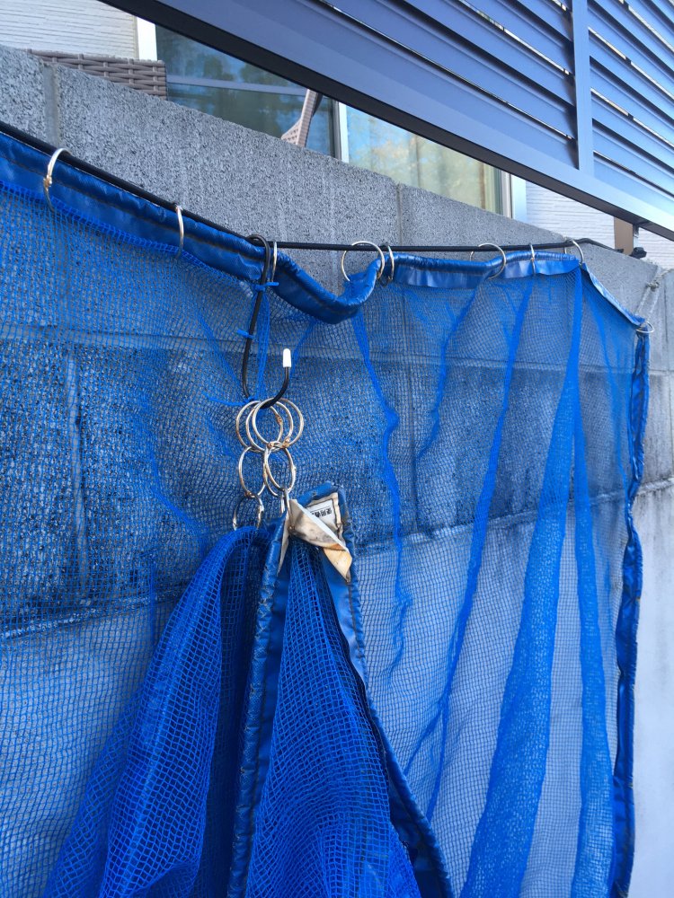 ネットのはじにマルカンがつけられ、使わない時はS字フックにかけてまとめられている。