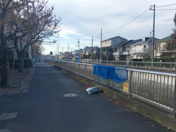 川の柵に等間隔にかけられたゴミネット。