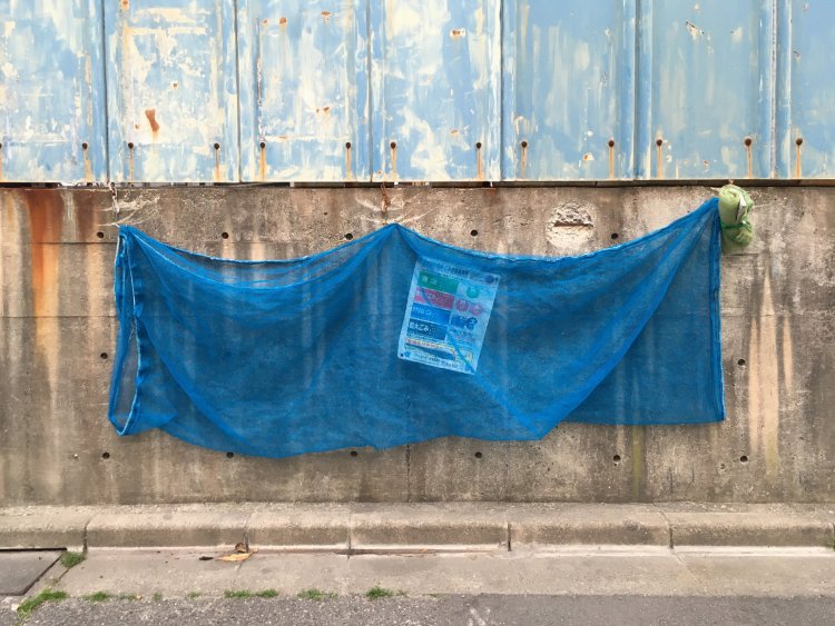 塀の柱にかけたフックでまとめられるタイプ。