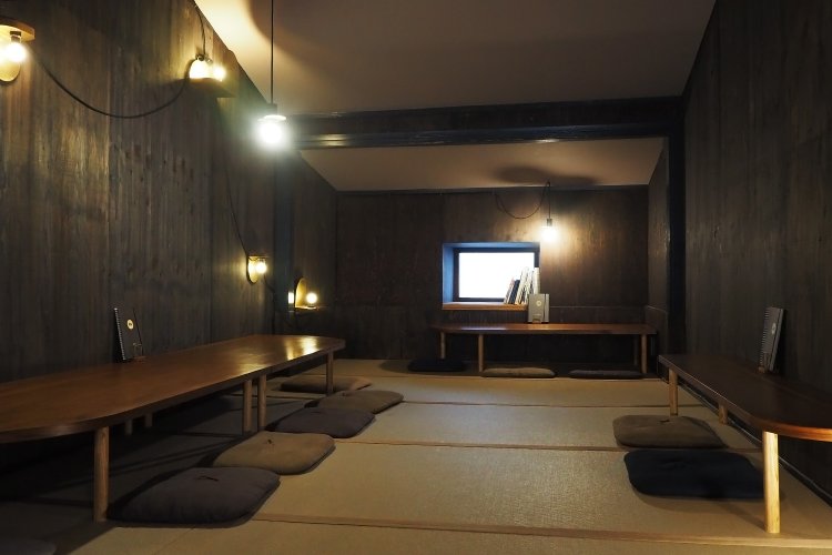 座敷席とテーブル席がある、屋根裏部屋のような雰囲気の2階。